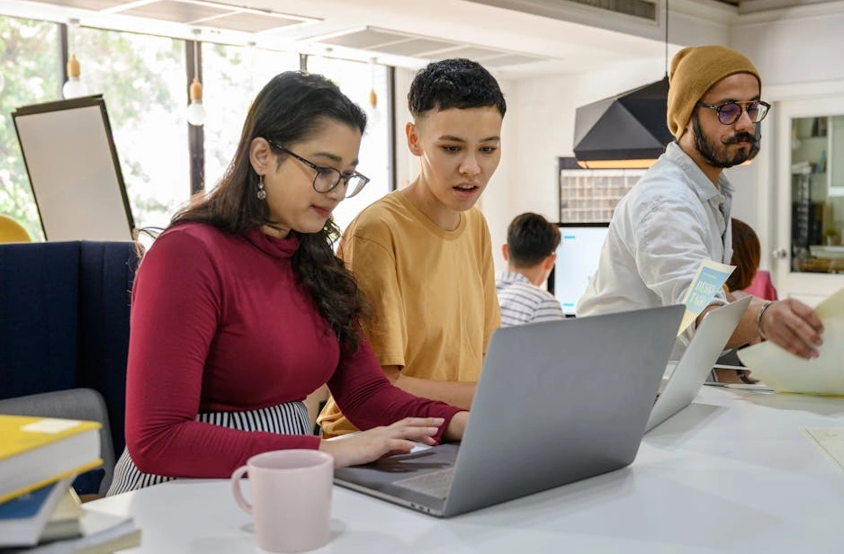 Zgrany, zróżnicowany zespół marketingowy omawiający strategię w nowoczesnym biurze